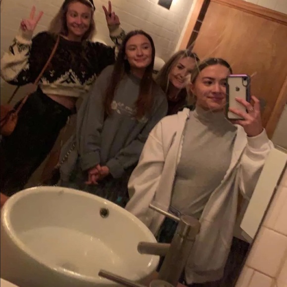 Meet your Posher, Kaitlin - Picture 4 of 9